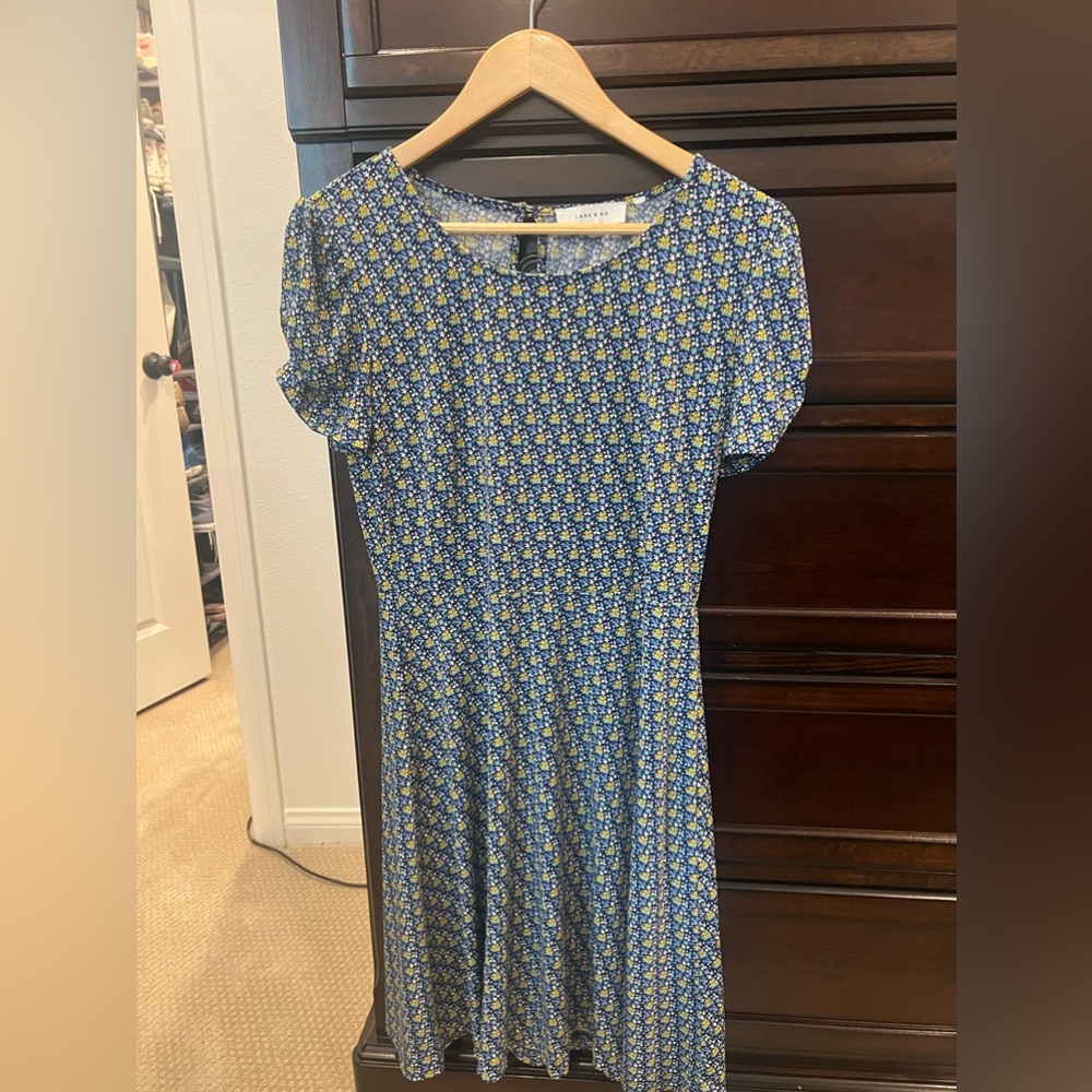 GUC Lark & Ro size 8 floral dress with cap sleeves